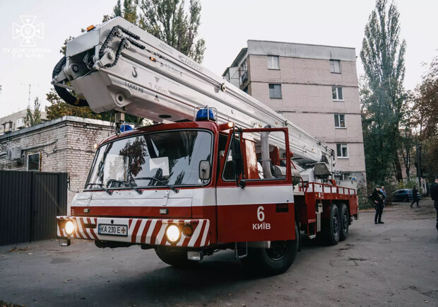 У Києві двоє підлітків застрягли на даху - 