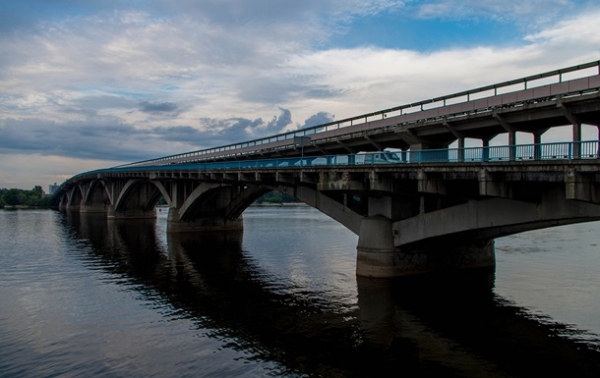 У Києві 19 жовтня обмежать рух транспорту на мосту Метро 