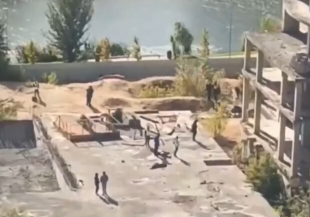 У Києві ще дві дівчинки стрибнули з висоти та розбилися -