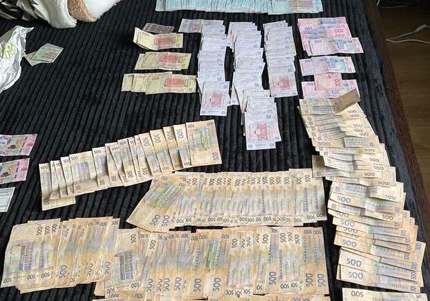 Вилучені у борделі гроші. 