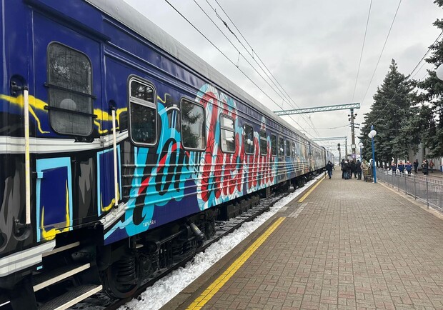 Цього тижня з Києва до міст Сходу країни їздив поїзд-кухня, щоб нагодувати там людей &ndash; фото. 