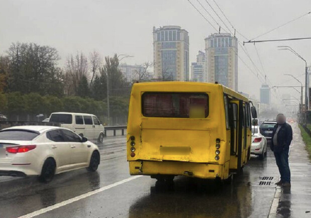 У Києві зіткнулися дві маршрутки: постраждали 7 пасажирів. 