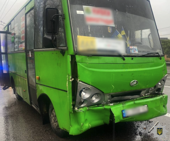 У Києві зіткнулися дві маршрутки: постраждали 7 пасажирів фото 1