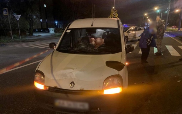 У Києві водій збив військову на блокпосту