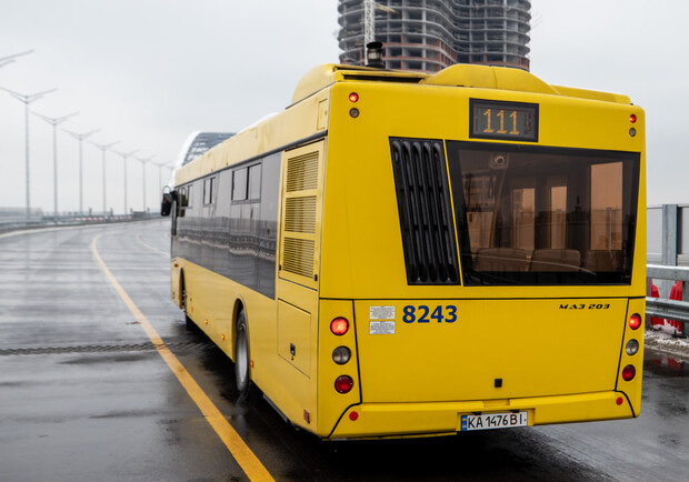 У Києві запустили новий автобус через Подільсько-Воскресенський міст. 