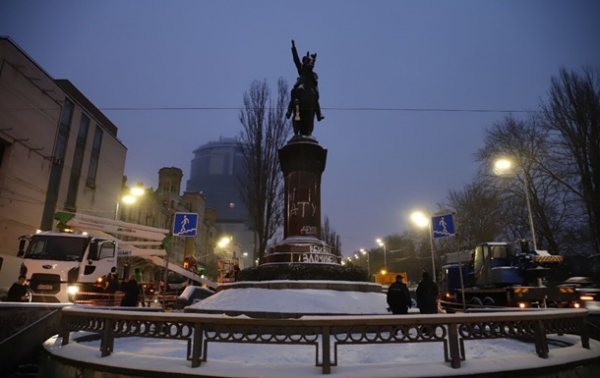 У Києві розпочали демонтаж пам'ятника Щорсу