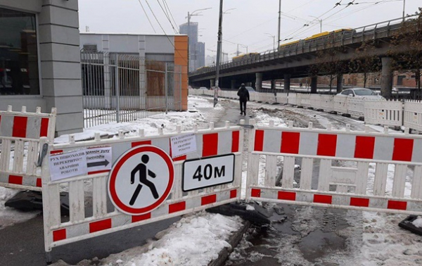 В Києві продовжує просідати грунт над метро