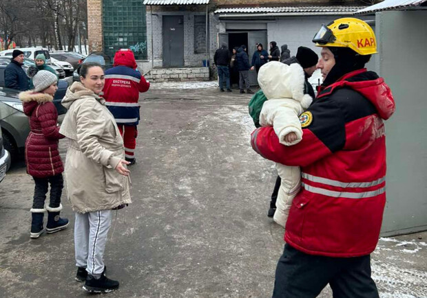 Як рятувальники працювали сьогодні у Києві після ракетної атаки &ndash; фото. 