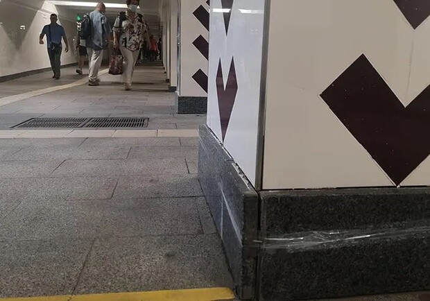 У нещодавно відремонтованому переході до метро Святошин відвалюється плитка. 