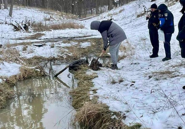 У Бучі в котеджному містечку зливали нечистоти в яр. 