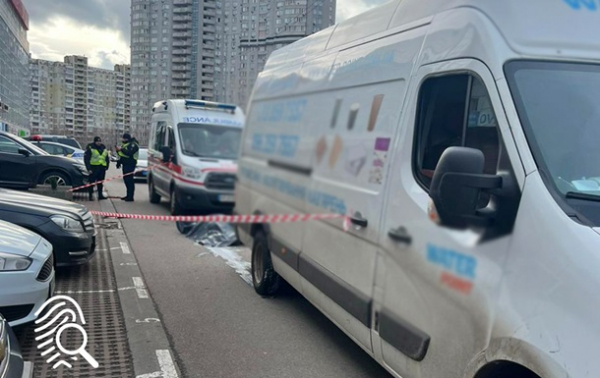 У Києві біля ТРЦ мікроавтобус на смерть збив жінку