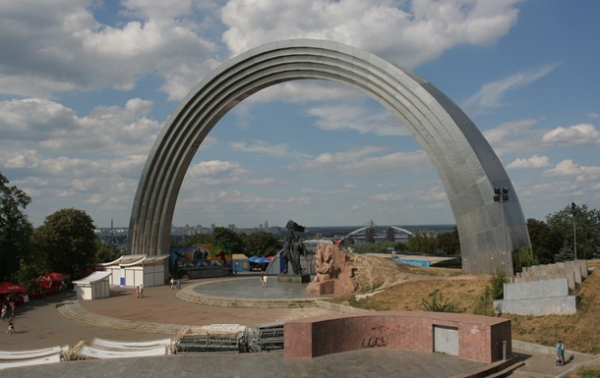 Інститут нацпам’яті просить демонтувати Арку дружби народів у Києві