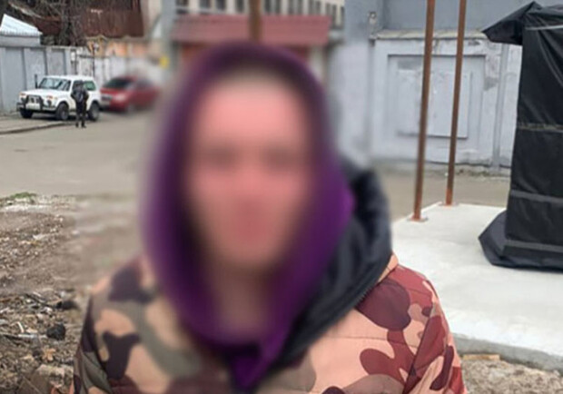 Поліція у Києві знайшла хлопця, який задушив собаку своєї колишньої дівчини та викинув труп під смітник. 