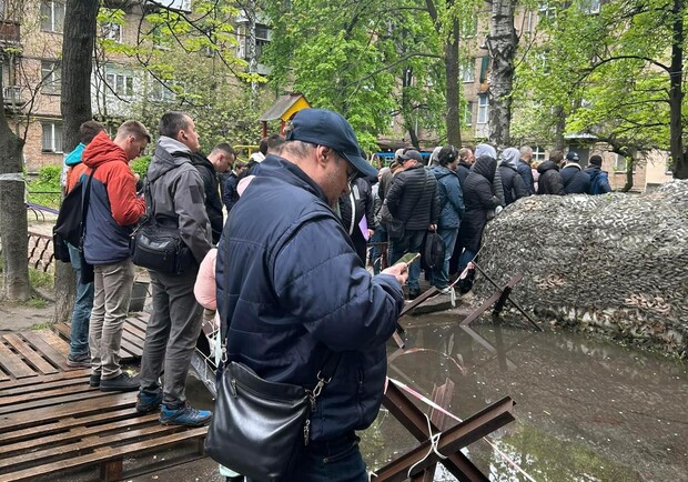 У Києві перед військкоматами стоять юрби охочих оновити дані. 
