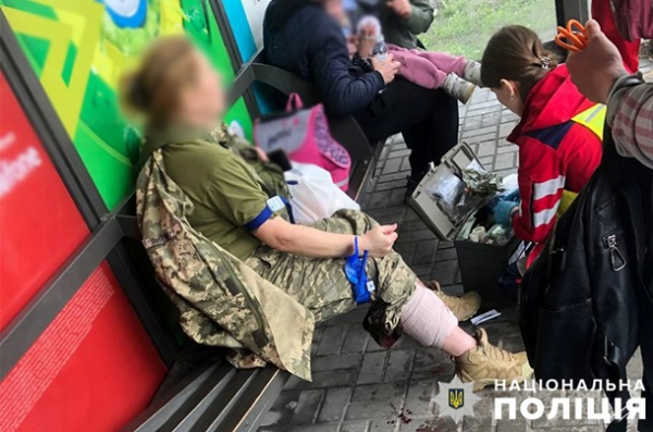 У Києві авто в’їхало у зупинку, постраждала військовослужбовиця
