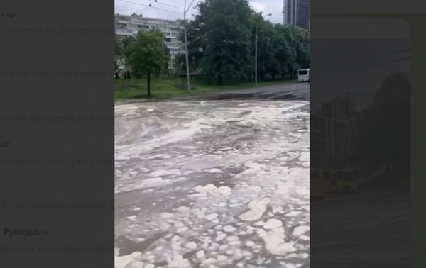 У Києві біля Ocean Plaza - потоп: прорвало трубу