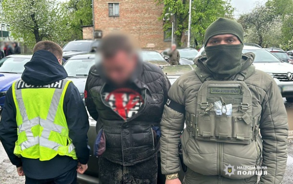 В Києві правоохоронці затримали озброєного наркодилера