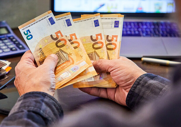 Курс валют в Україні 1 травня 2024 року: скільки коштує долар і євро -