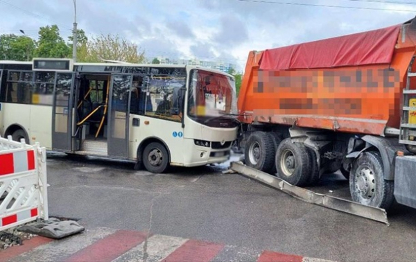 У Києві зіткнулися КамАЗ і маршрутка, є травмовані