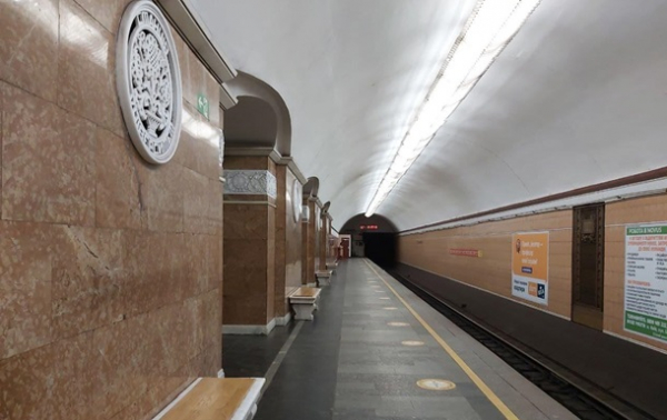 У метро Києва пасажир потрапив під потяг