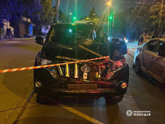 У Києві водій проїхав на червоний, почав тікати від поліції і насмерть збив людину -