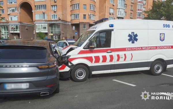 У Києві в ДТП постраждала вагітна жінка, "швидка" також потрапила в аварію