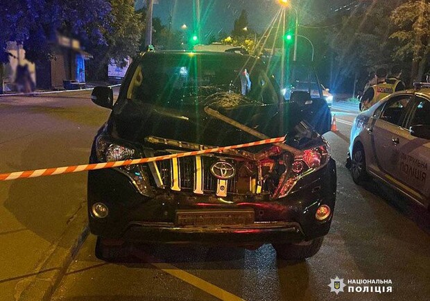 У Києві водій проїхав на червоний, почав тікати від поліції і насмерть збив людину. 