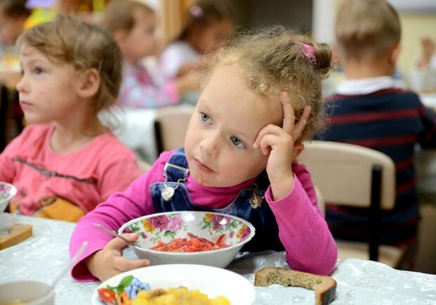 В Україні учні початкових класів харчуватимуться безкоштовно - 