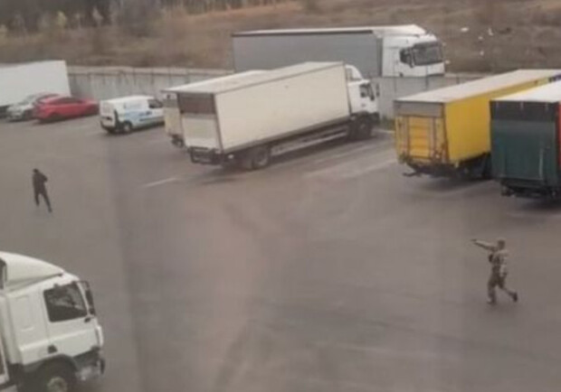 У Київській області в ході мобілізації людина у формі стріляла в чоловіка, який тікав від нього. 