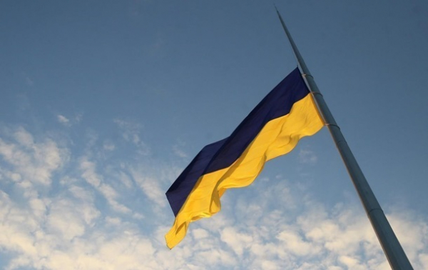 У Києві зняли головний прапор України У Києві зняли головний прапор України