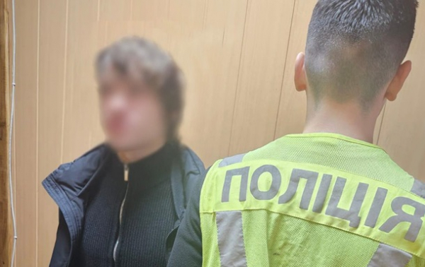 У Києві затримали чоловіка, який намагався спалити прапорці на Майдані