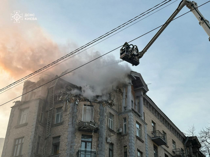 Наслідки атаки на Київ. Фото: ДСНС України