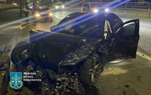 У Києві п'яний водій BMW протаранив авто на світлофорі У Києві п'яний водій BMW протаранив авто на світлофорі