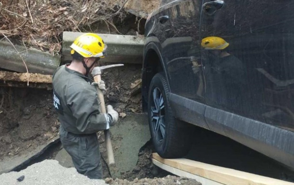 У центрі Києва три автомобілі опинилися в проваллі