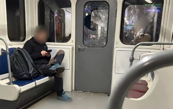 У Києві п'яний хлопець розбив скло у вагоні метро