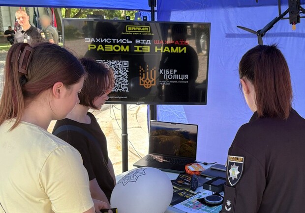 Локація кіберполіції на Фестивалі кар'єри в Києві. 