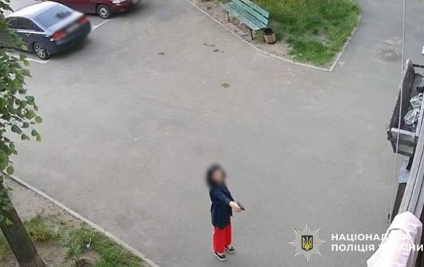У Києві жінка стріляла по дверях багатоповерхівки