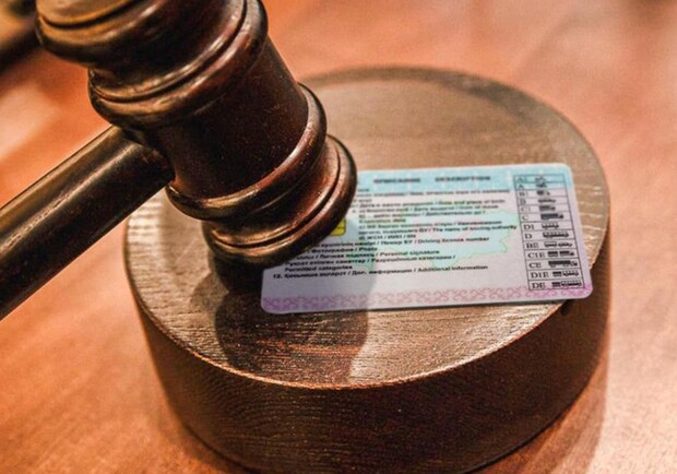 В Україні стали позбавляти прав водія через порушення військового обліку. 