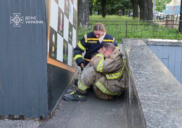 У Києві внаслідок нічної атаки загинули четверо людей, пошкоджено метро та житлові будинки - фото: ДСНС
