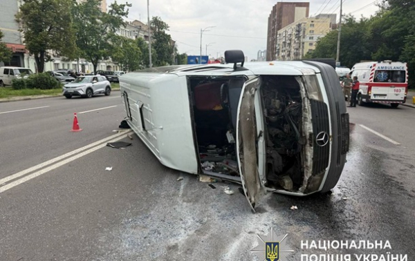 Посеред проспекту у Києві перекинувся мікроавтобус