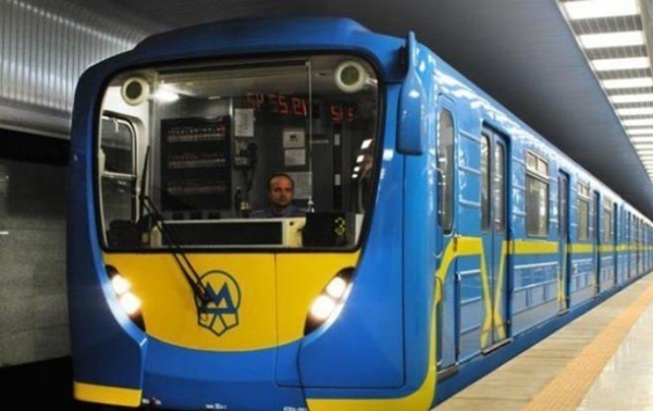 На "червоній гілці" метро Києва обмежено рух поїздів через пожежу