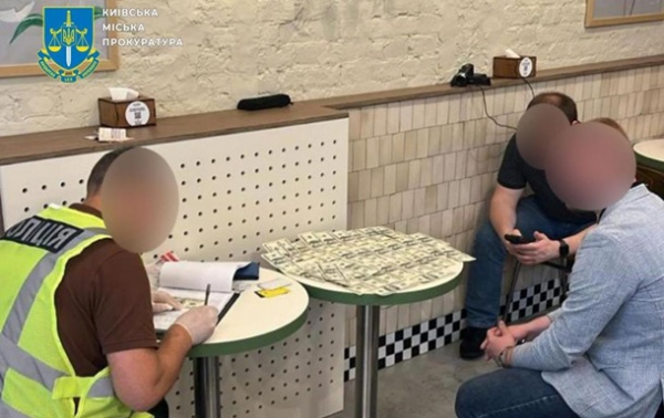 У Києві працівника суду за гроші "допомагав" колегам оновити дані в ТЦК