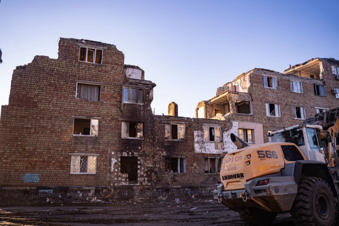 Фото з місця удару по житловому будинку в Києві.