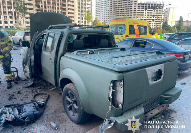 У Києві на Виноградарі вибухнув воєнний автомобіль: що кажуть у поліції - фото: Поліція Києва