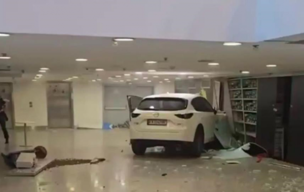 Автомобіль влетів у ТРЦ Ocean Plaza в Києві