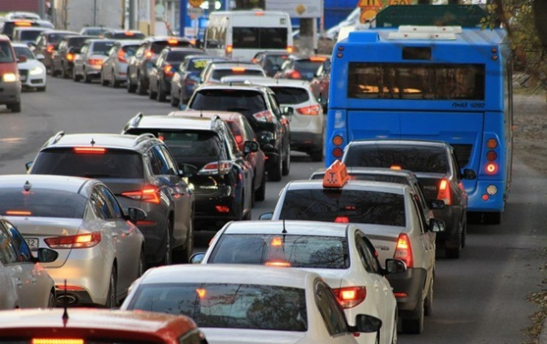У Києві запровадять реверсний рух на мосту через Десенку