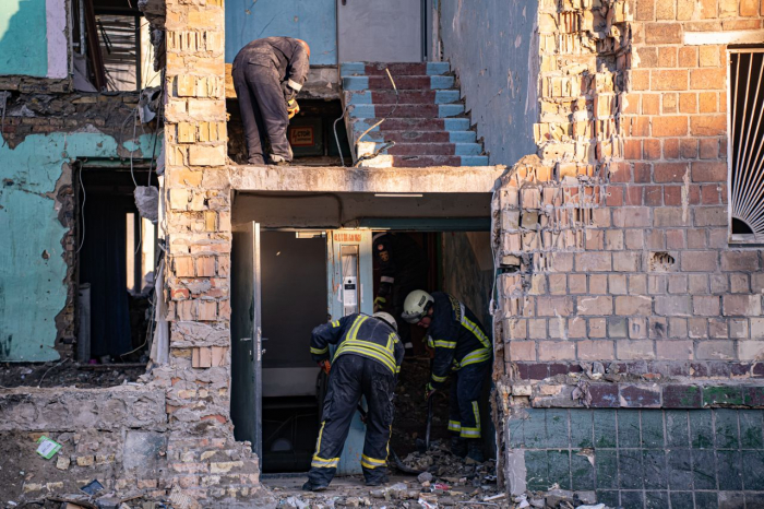 Фото з місця удару по житловому будинку в Києві.