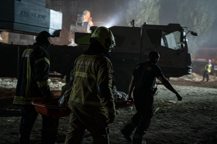 Фото з місця удару по житловому будинку в Києві.