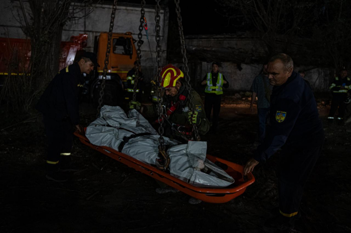 Фото з місця удару по житловому будинку в Києві.