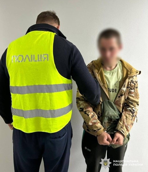 У Києві чоловік пограбував пораненого військового на візку